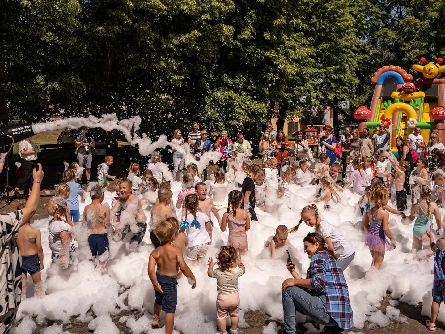 Zbliżenie na gęstą, hipoalergiczną pianę z armatki podczas letniego Piana Party